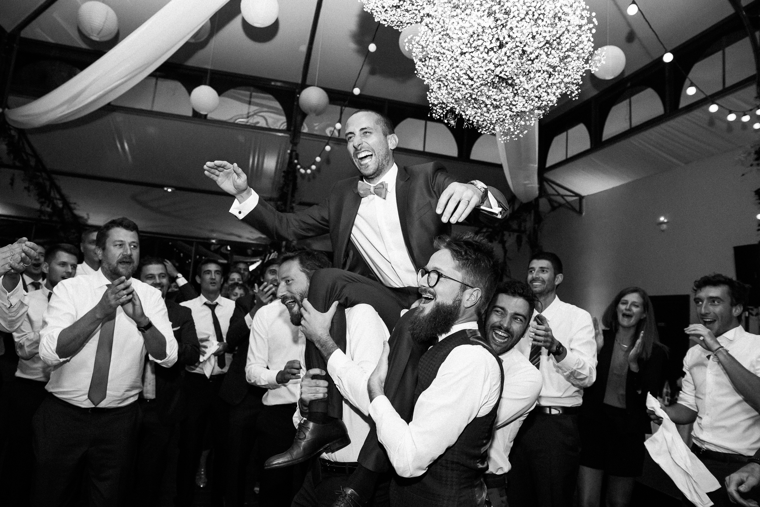 Soirée de mariage Hauts-de-France – invités et mariés en train de danser.