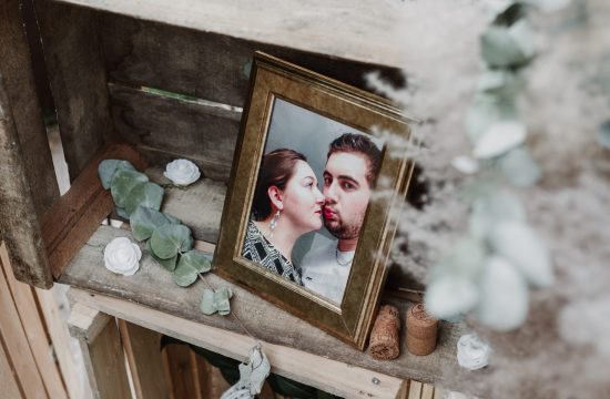 Au Domaine de Vaugency, la décoration joue un rôle essentiel pour créer une ambiance unique lors d’un mariage. Chaque détail compte : des compositions florales délicates aux jeux de lumière, en passant par les décorations de table soigneusement pensées. En tant que photographe de mariage en Hauts-de-France, j’aime capturer ces éléments qui reflètent l’univers des mariés et subliment le lieu. Ces images ne sont pas seulement esthétiques, elles contribuent à raconter l’histoire complète de votre journée. Elles enrichissent l’album et apportent une touche intemporelle qui valorise autant le cadre prestigieux du Domaine que l’émotion vécue par vos invités.