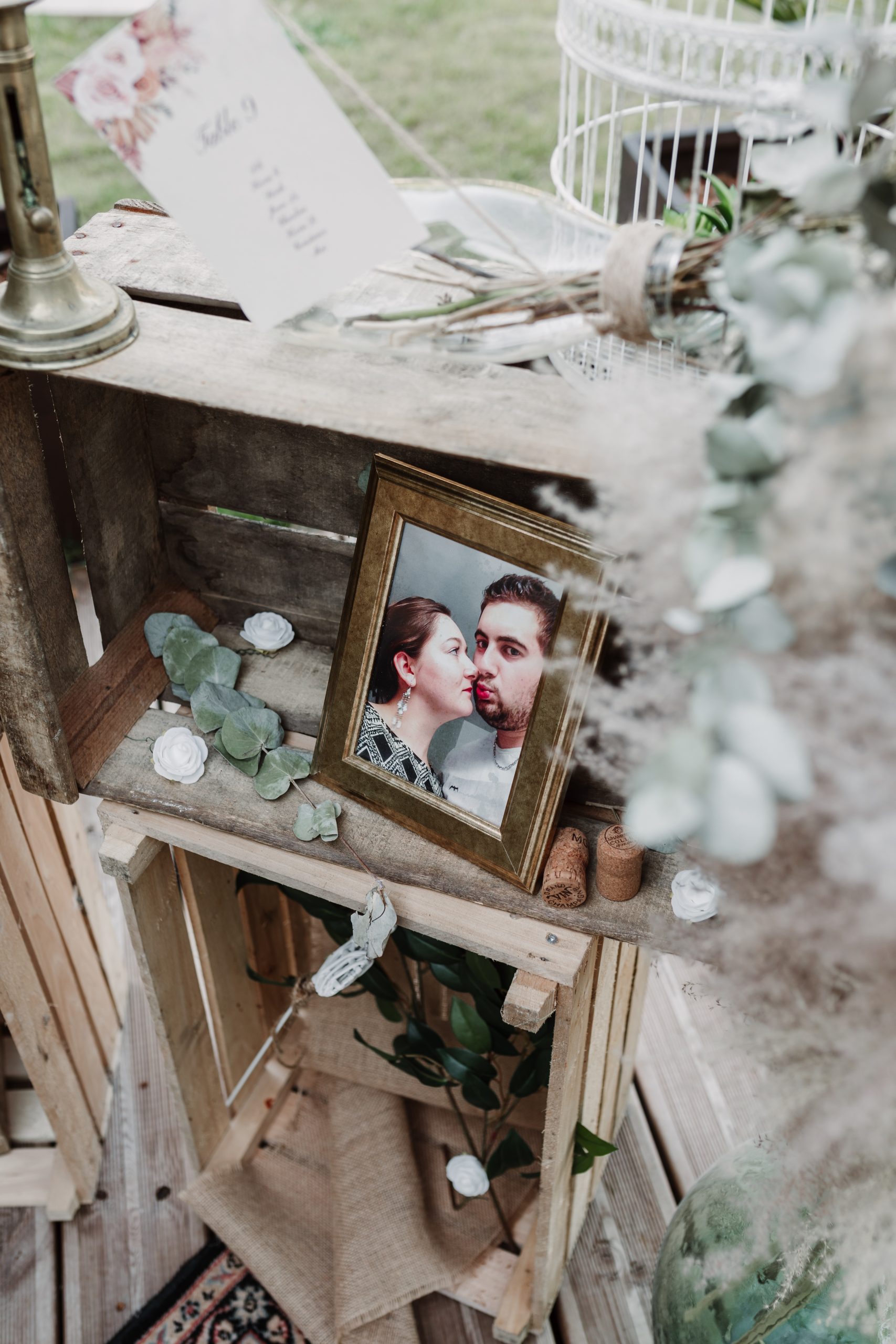 Au Domaine de Vaugency, la décoration joue un rôle essentiel pour créer une ambiance unique lors d’un mariage. Chaque détail compte : des compositions florales délicates aux jeux de lumière, en passant par les décorations de table soigneusement pensées. En tant que photographe de mariage en Hauts-de-France, j’aime capturer ces éléments qui reflètent l’univers des mariés et subliment le lieu. Ces images ne sont pas seulement esthétiques, elles contribuent à raconter l’histoire complète de votre journée. Elles enrichissent l’album et apportent une touche intemporelle qui valorise autant le cadre prestigieux du Domaine que l’émotion vécue par vos invités.