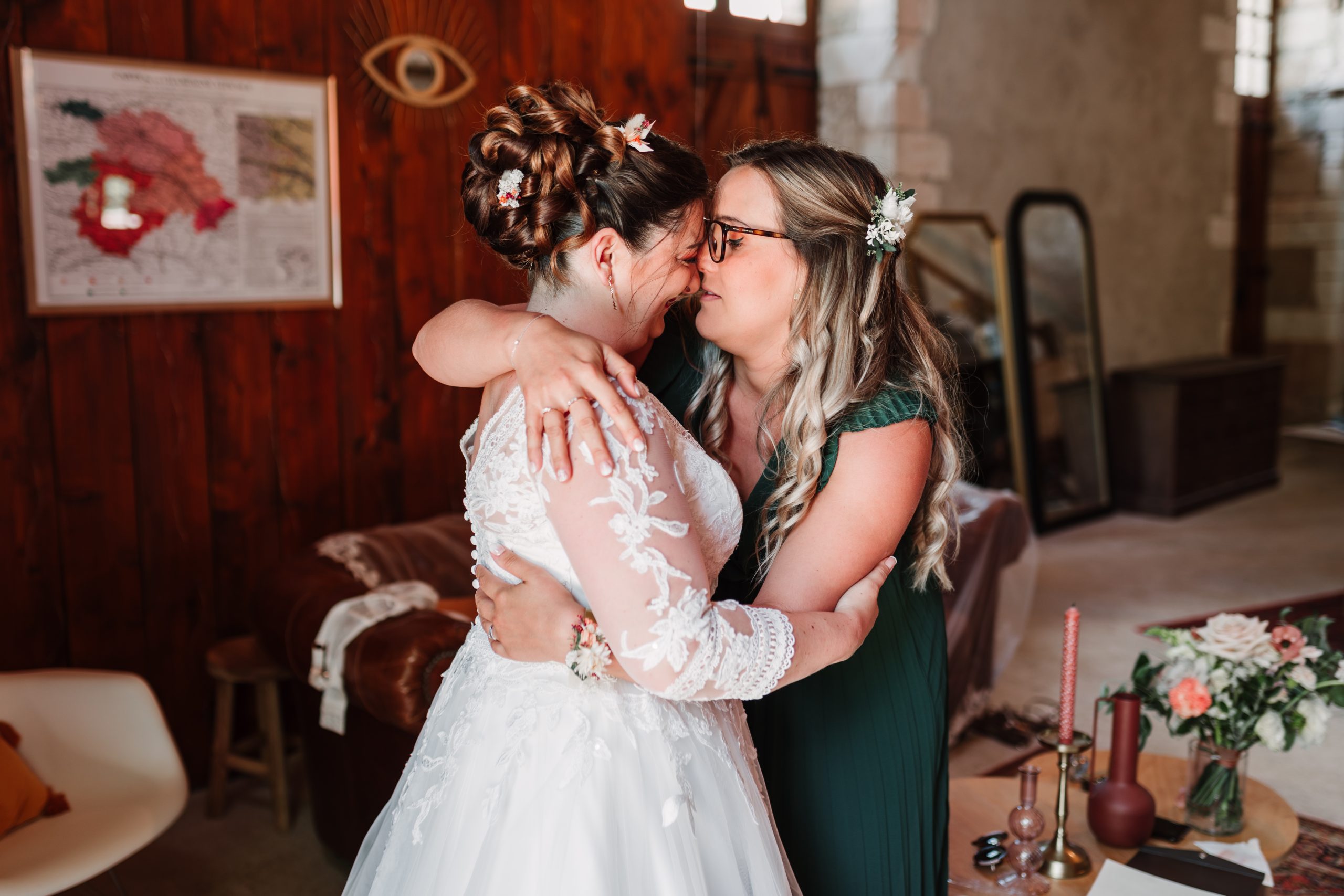 Photographe mariage Hauts-de-France – émotion d'une soeur découvrant la mariée.