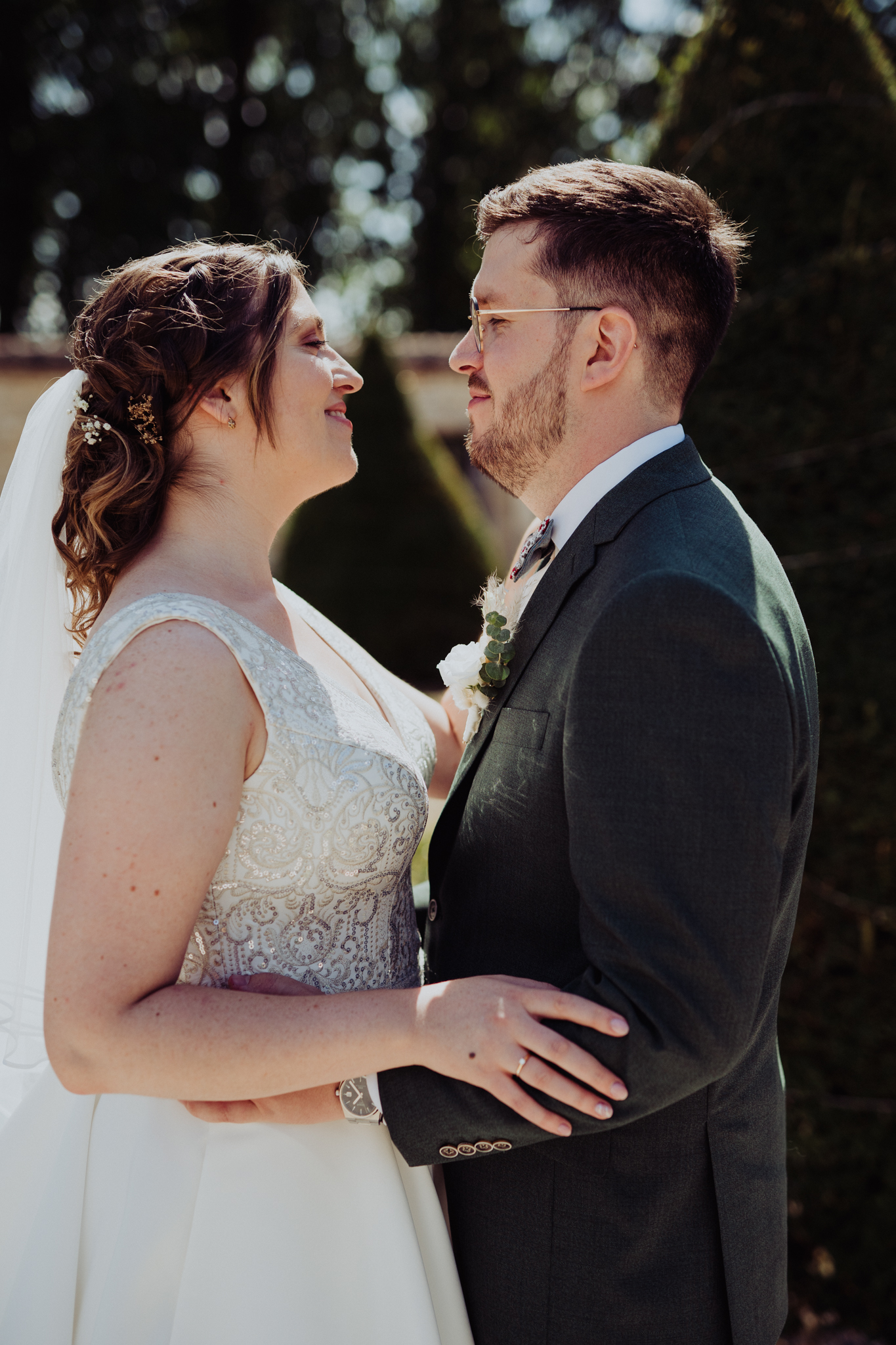 Photographe mariage Hauts-de-France – photo naturelle des mariés main dans la main.